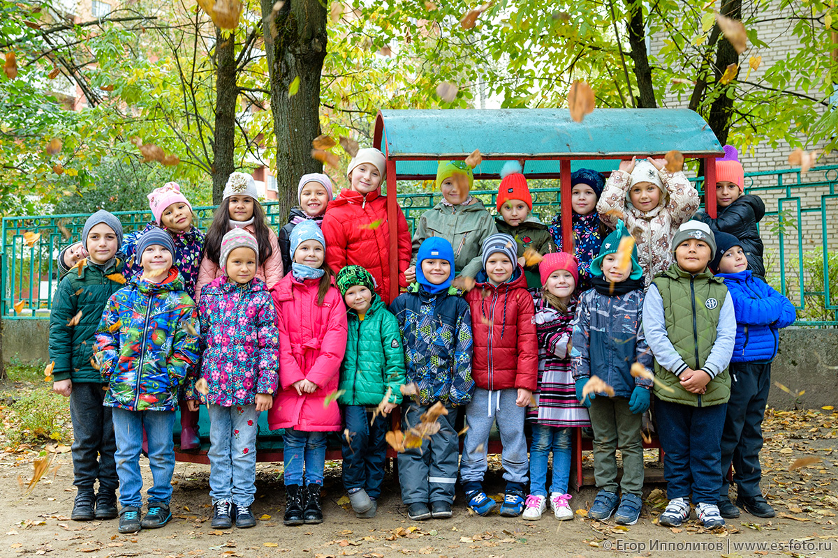 Групповая фотография на улице в детском саду на прогулке для выпускного альбома